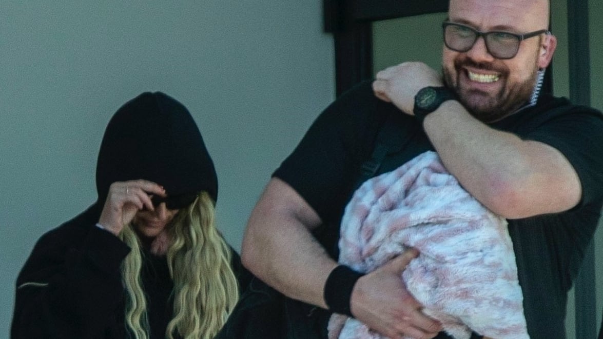Britney Spears: Bodyguard trägt ihr „Baby“! Neue Sorge um den Popstar | Unterhaltung
