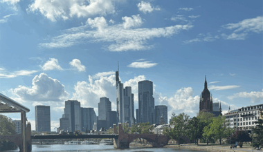 In der Frühlingssonne über den Main – Bootsfahrt für Early Career Researchers der RMU