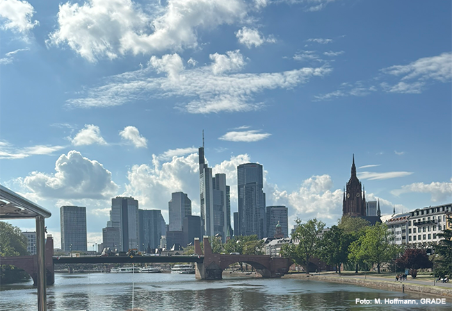 In der Frühlingssonne über den Main – Bootsfahrt für Early Career Researchers der RMU