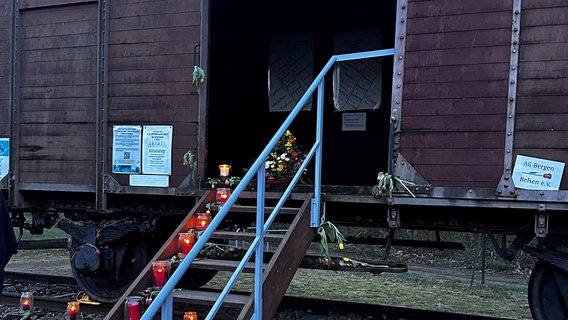 Der Waggon wurde für die Gedenkveranstaltung "Lichter auf den Schienen" mit Kerzen versehen. © NDR Bilder Foto: Sophie Mühlmann