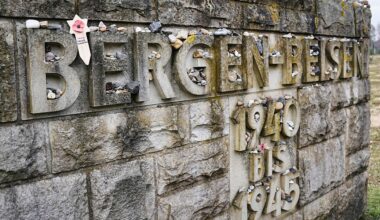 KZ Bergen-Belsen: 2.000 Menschen erinnern an Befreiung vor 80 Jahren | NDR.de - Nachrichten - Niedersachsen