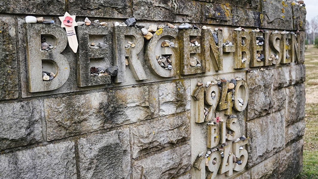 KZ Bergen-Belsen: 2.000 Menschen erinnern an Befreiung vor 80 Jahren | NDR.de - Nachrichten - Niedersachsen