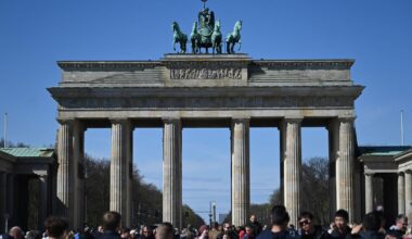 84-Jähriger fährt mit Auto durchs Brandenburger Tor in Berlin