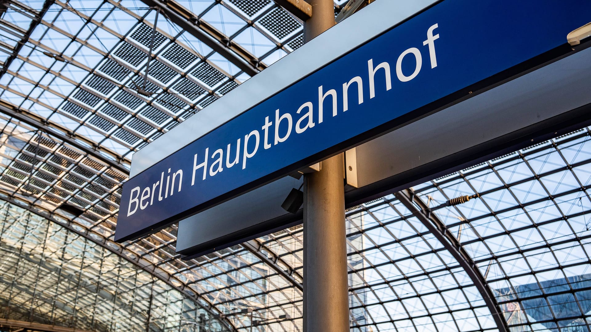 Berlin Hauptbahnhof (Symbolbild): Die Polizei ist auf der Suche nach dem Unbekannten.