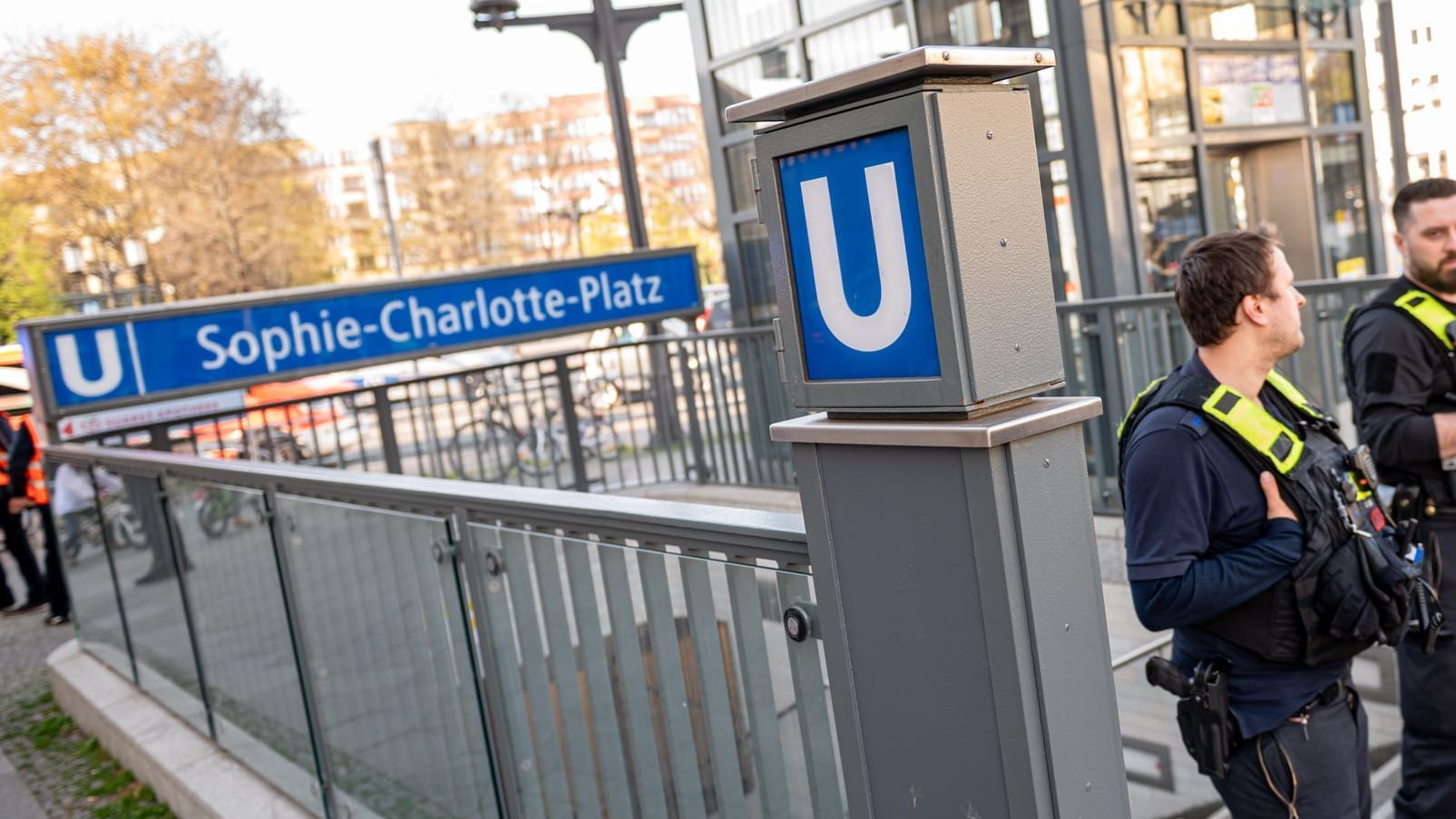 Berlin: Polizisten stehen vor dem U-Bahn Eingang Sophie-Charlotte-Platz.