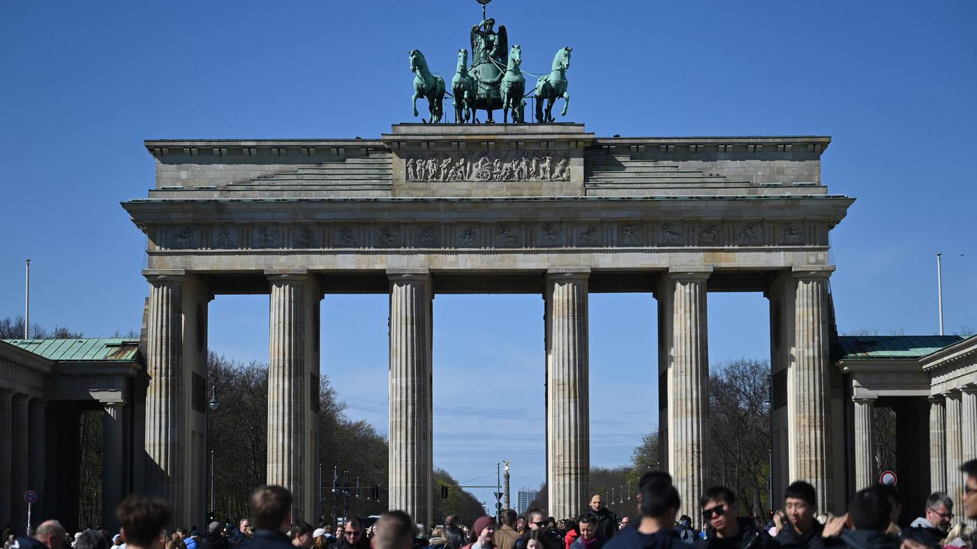84-Jähriger fährt mit Auto durchs Brandenburger Tor in Berlin