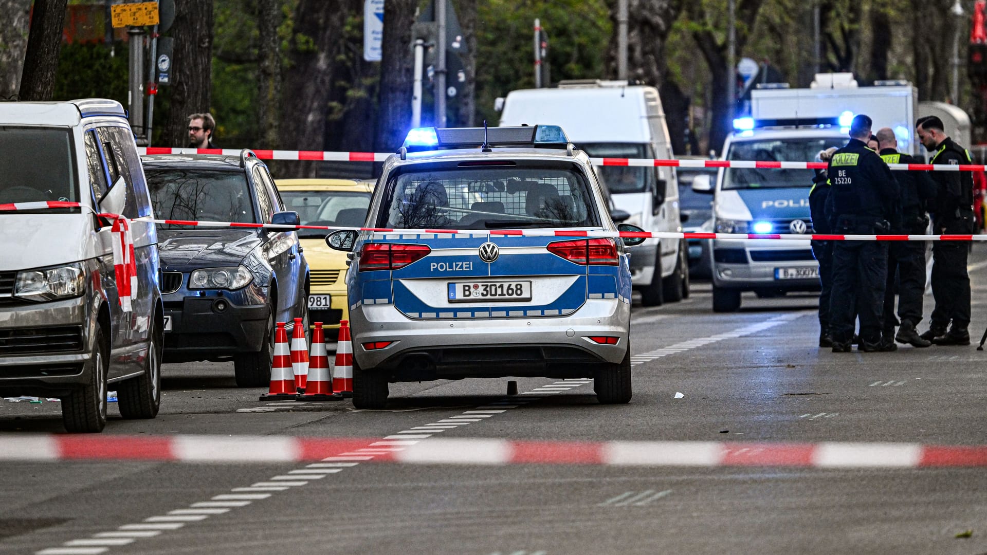 Berliner Polizisten am Ort des Angriffs (Archivbild): Der getötete Angreifer stand schon seit 2023 unter Bewährung.