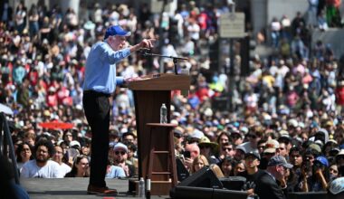 Los Angeles: Bernie Sanders versammelt Zehntausende Trump-Gegner