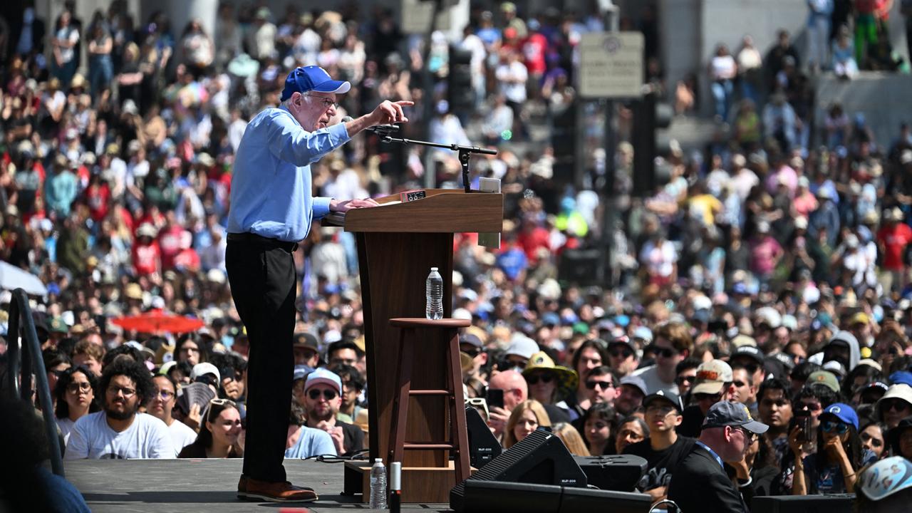 Los Angeles: Bernie Sanders versammelt Zehntausende Trump-Gegner