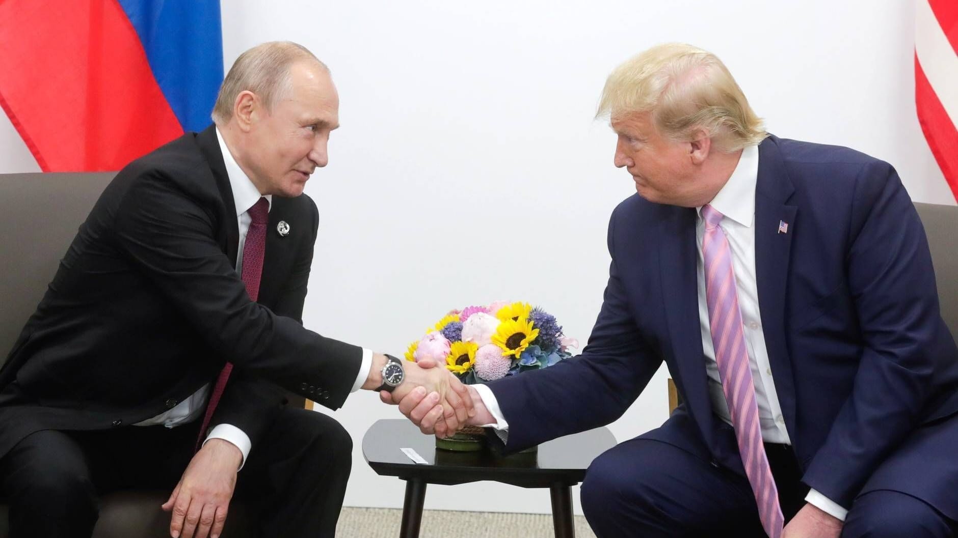 Beste Freunde? US-Präsident Trump (r.) kritisiert das Putin-Regime mit deutlichen Worten (Archivbild).