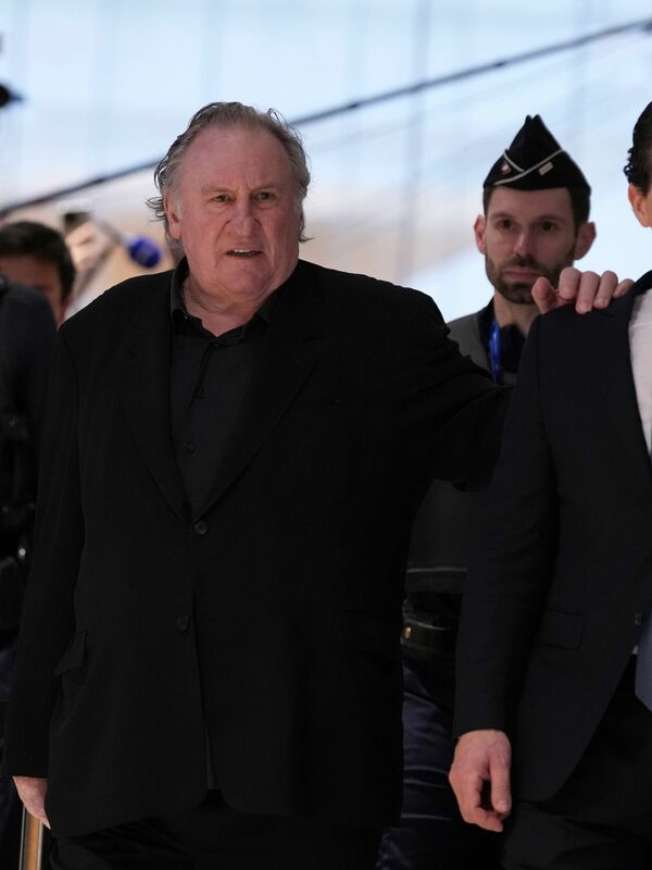 Der Prozessauftakt um die Belästigungs-Vorwürfe gegen Filmstar Depardieu ist von langen Form-Disku