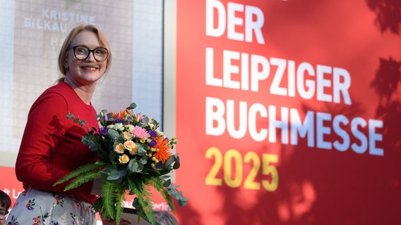 Die Autorin Kristine Bilkau wird für ihren Roman "Halbinsel" mit dem Preis der Leipziger Buchmesse in der Kategorie Belletristik ausgezeichnet. © Hendrik Schmidt/dpa 