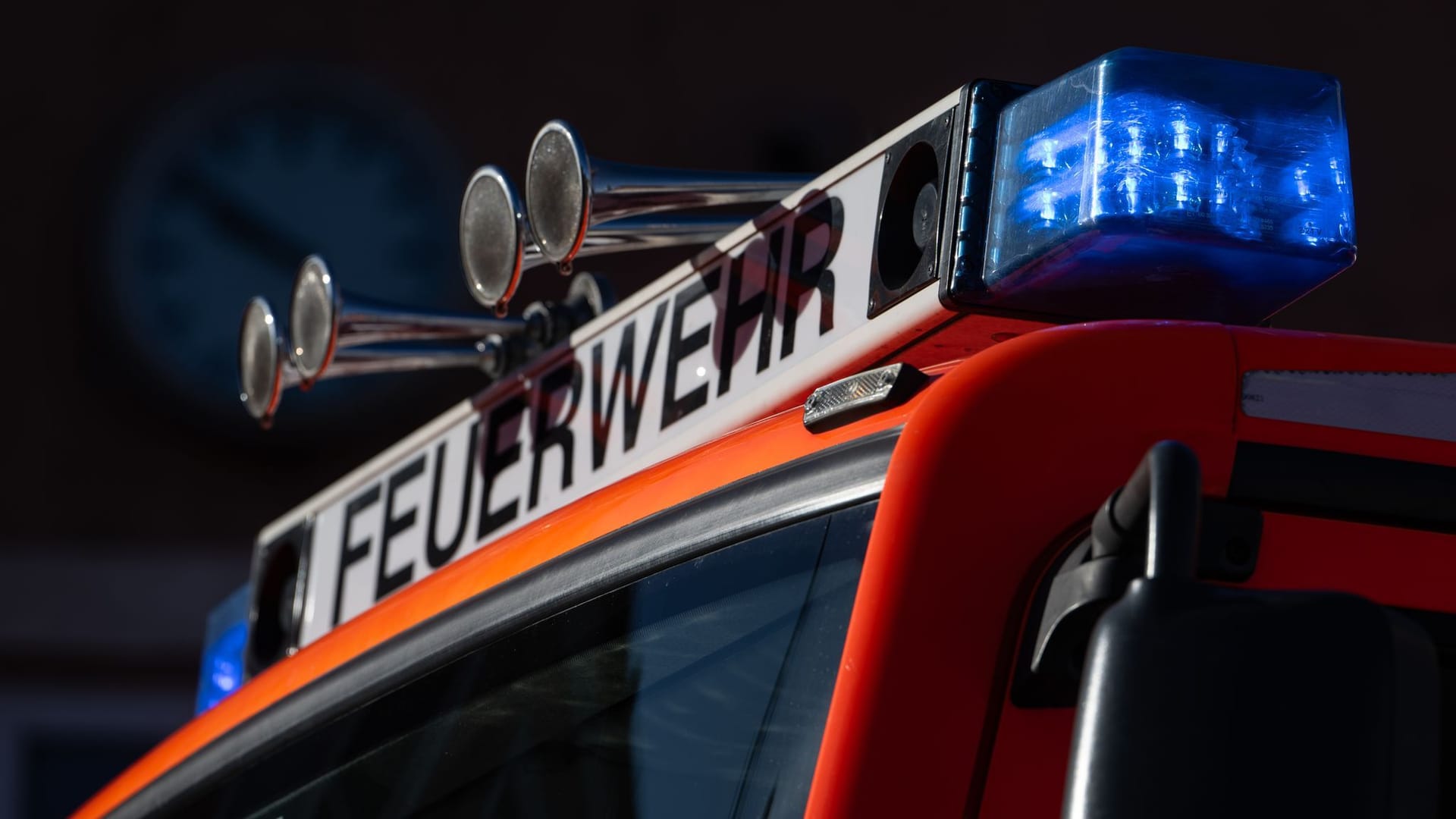 Blaulicht auf einem Einsatzfahrzeug der Feuerwehr (Symbolbild): Die Einsatzkräfte sind vor Ort, um den brennenden Lkw-Anhänger zu löschen.