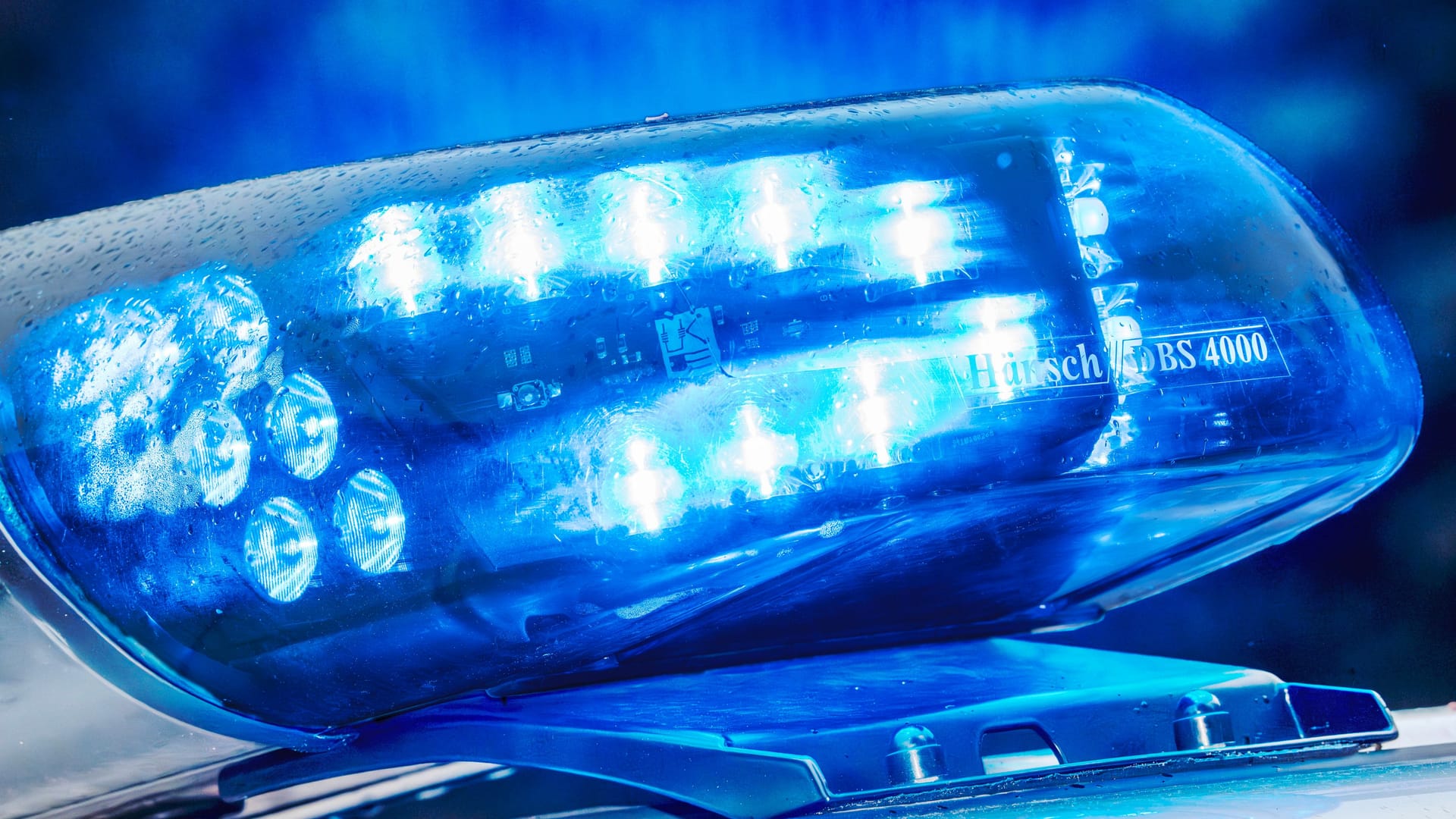 Blaulicht bei Polizeieinsatz (Symbolbild): Ermittlungen nach schwerem Unfall bei illegalem Rennen in Düsseldorf.