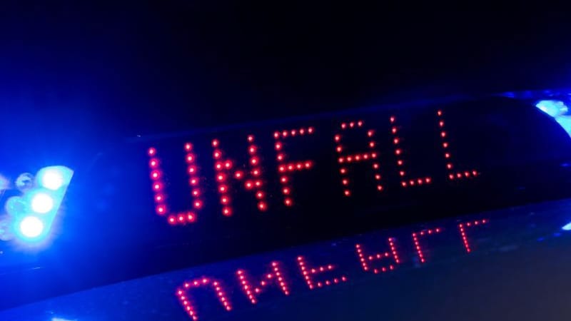 Blaulicht und Unfallanzeige: Gefährliche Geisterfahrt auf der A4 endet in Crash-Serie.