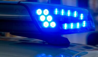 Betrunkener E-Scooter-Fahrer stürzt in Mainz auf Auto