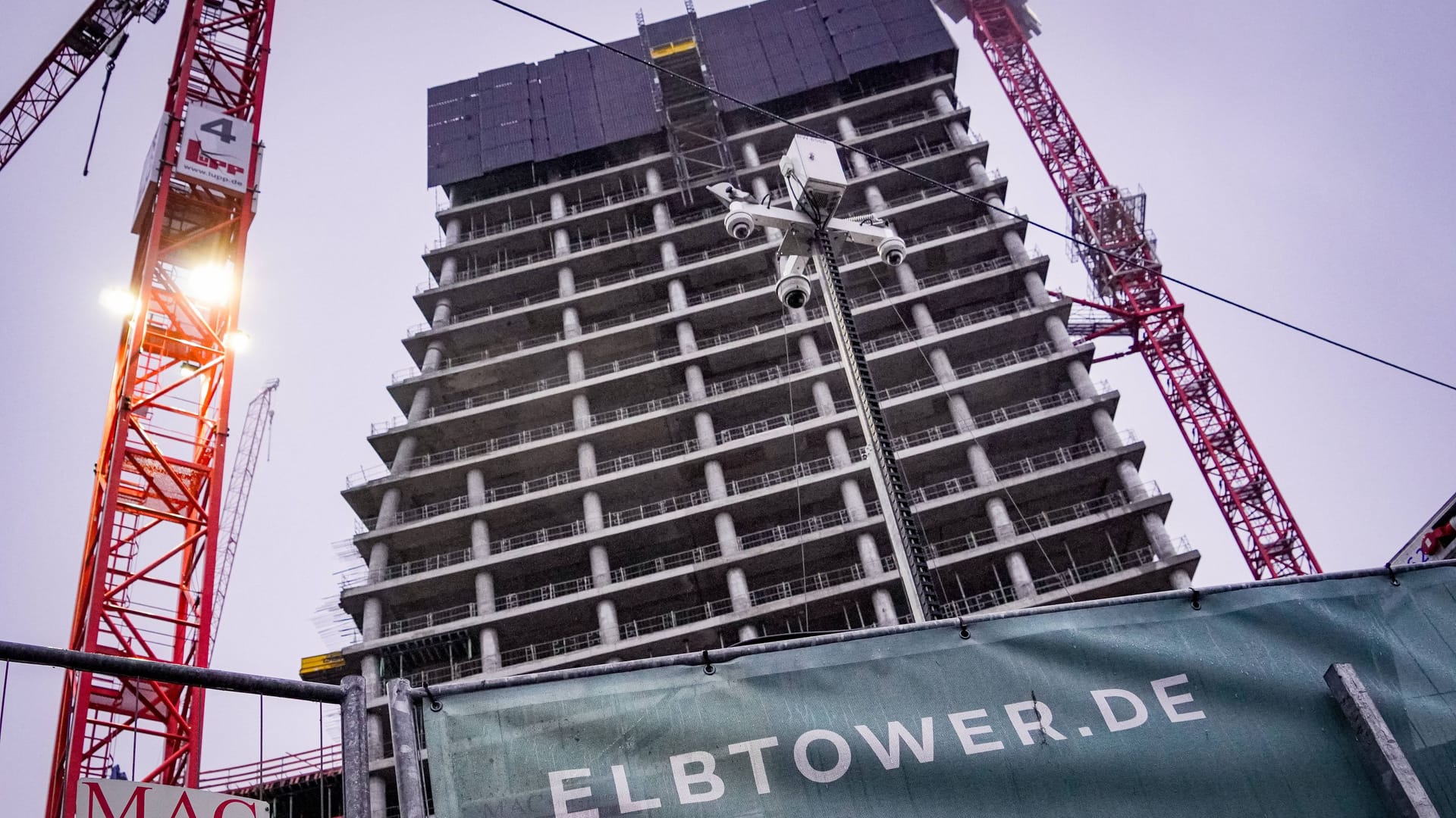 Blick auf den halbfertigen Elbtower: Seit Monaten ruhen hier die Bauarbeiten.