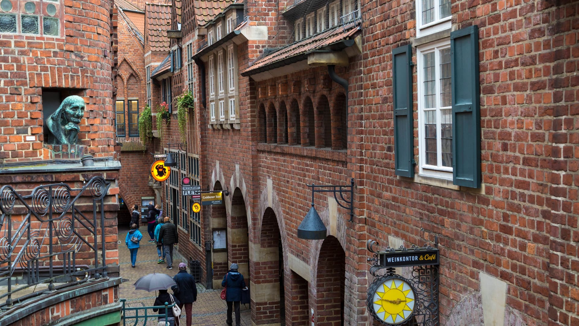 Blick in die Böttcherstraße in Bremen: Die Moorfrau schaut in die Straße.