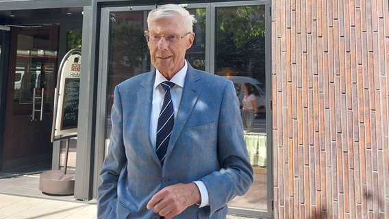 Der Unternehmer Eugen Block steht vor einem neuen Block House Restaurant. © NDR Foto: Dietrich Lehmann