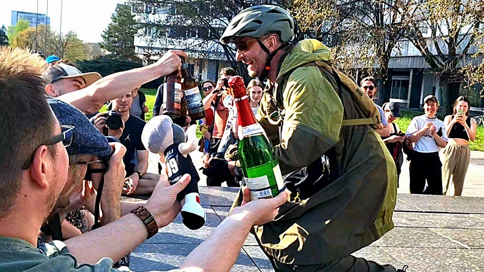 Pils, Fit und Karli für Böhmermann am Ende seiner Resie auf dem E-Scooter in Chemnitz