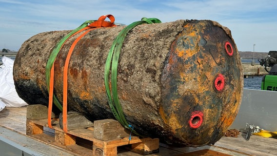 Auf einem Ponton in der Kieler Förde liegt eine alte Fliegerbombe © NDR Foto: Tobias Gellert