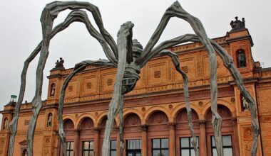 2012: Aufbau der Spinne Maman von Louise Bourgeois in Hamburg | NDR.de - Kultur