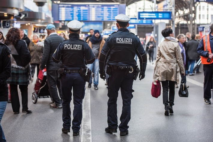 BPOL-HH: Per Haftbefehl gesuchter Mann entwendet Geldbörse im Schnellrestaurant im Hauptbahnhof- Festnahme durch Bundespolizei-