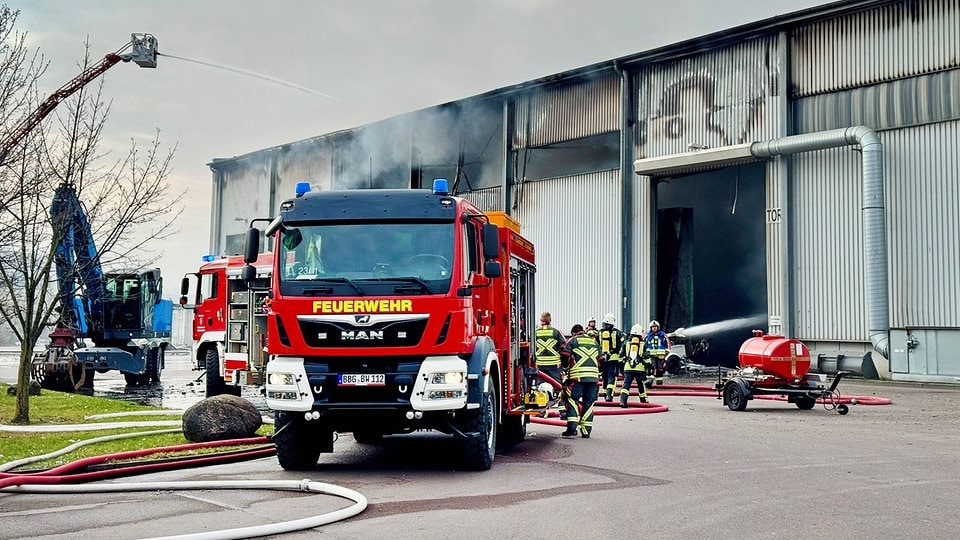 Bernburg: Feuerwehr bei Brand in Recyclingfirma im Einsatz - MDR