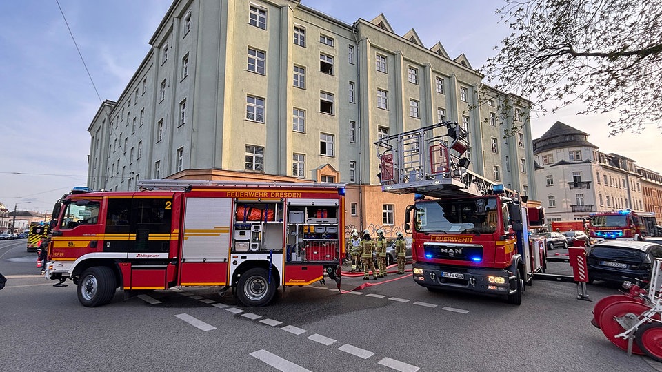 Feuerwehr löscht Küchenbrand und brennenden Bitumenkocher in Dresden