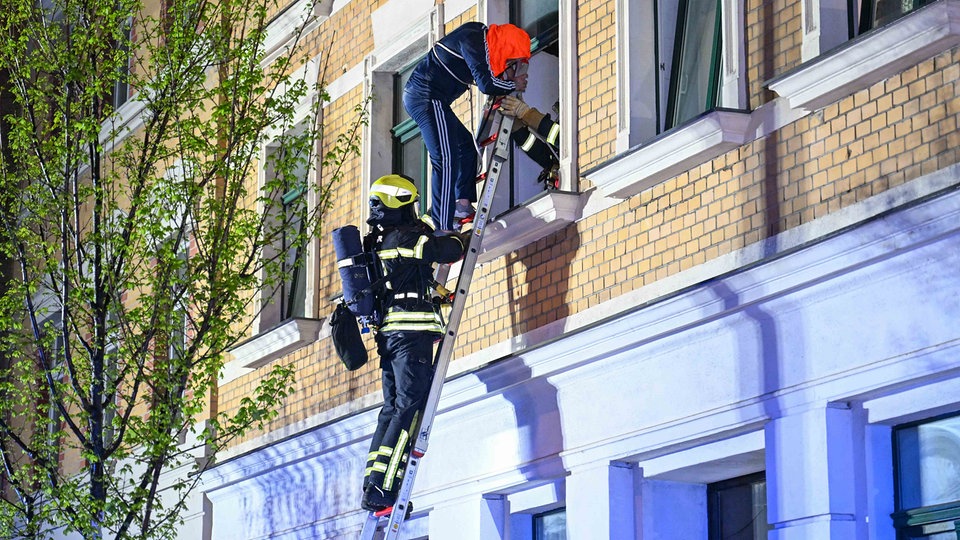 Feuerwehr evakuiert brennendes Mehrfamilienhaus in Leipzig