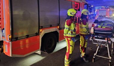 Feuerwehr löscht Feuer im Seitenflügel in Berlin-Kreuzberg