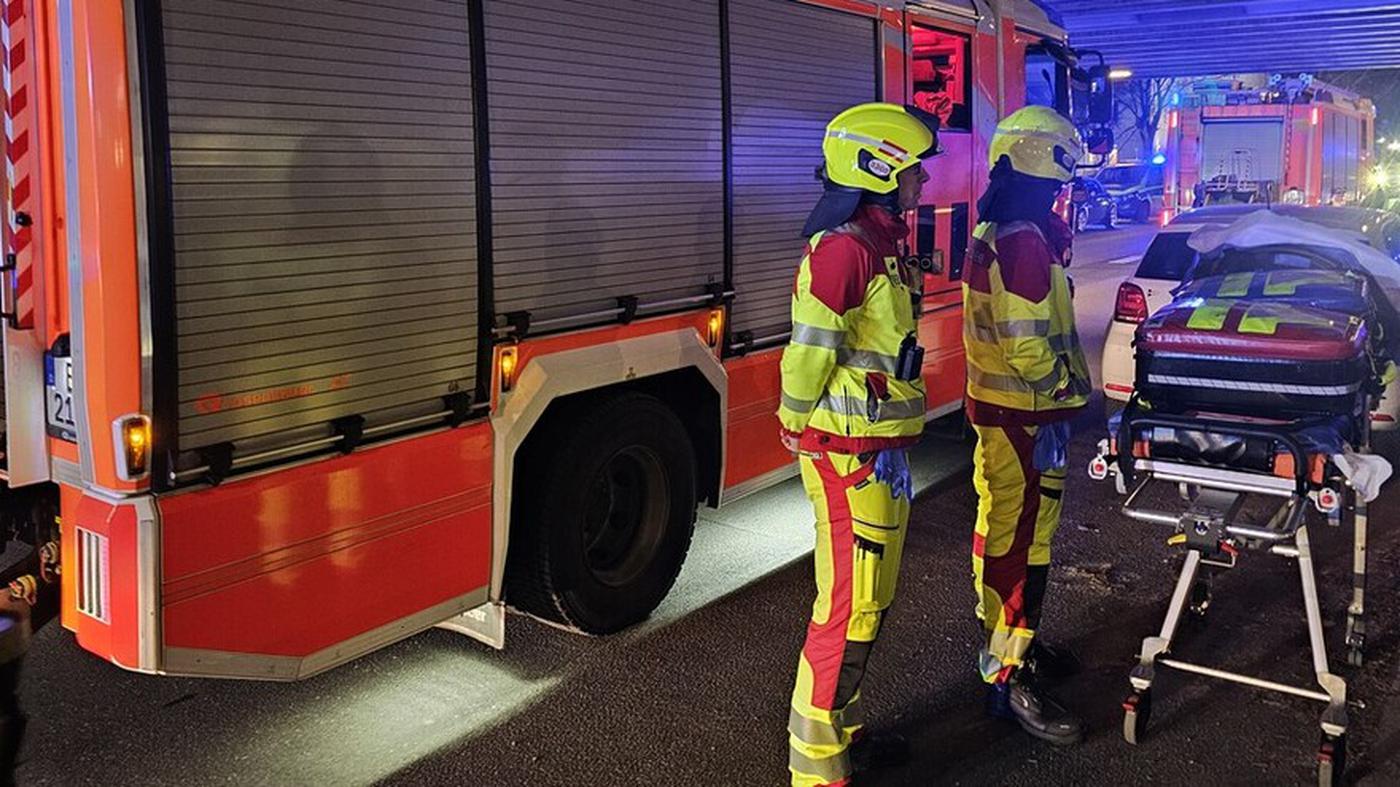 Feuerwehr löscht Feuer im Seitenflügel in Berlin-Kreuzberg