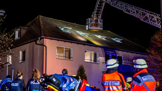 Feuerwehr retten Bewohner eines Mehrfamilienhauses in Flensburg bei einem Brand in der Nacht. © Sebastian Iwersen Foto: Sebastian Iwersen