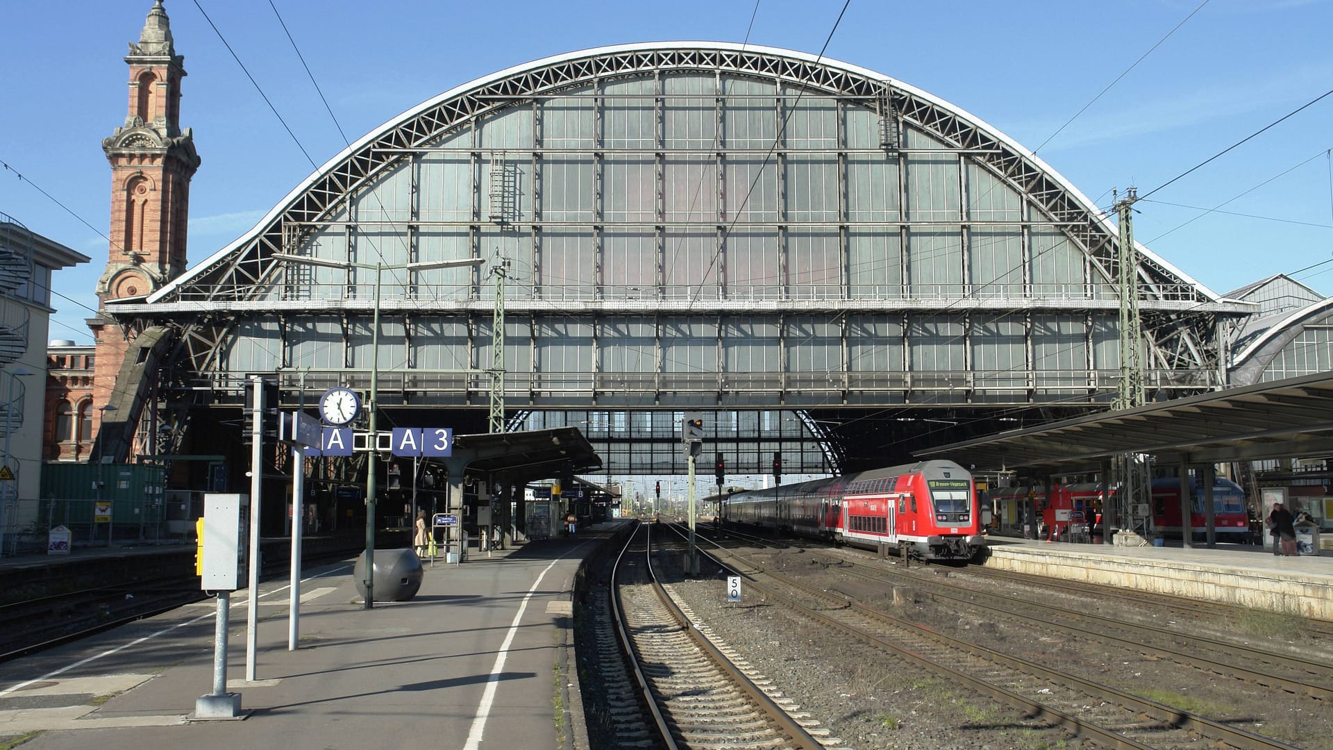 Bremer Hauptbahnhof: Wer nach Hannover will, muss über Hamburg fahren.