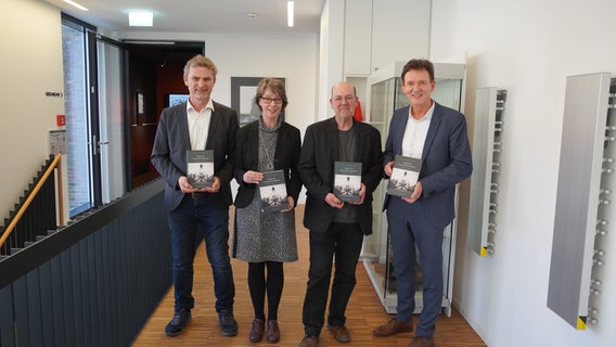 Peter Altmeppen vom Kulturausschuss, Kulturdezernentin Monika Schwegmann, Herausgeber Dietmar von Reeken und Oberbürgermeister Dieter Krone präsentieren das Buch "Lingen im Nationalsozialismus". © Stadt Lingen 