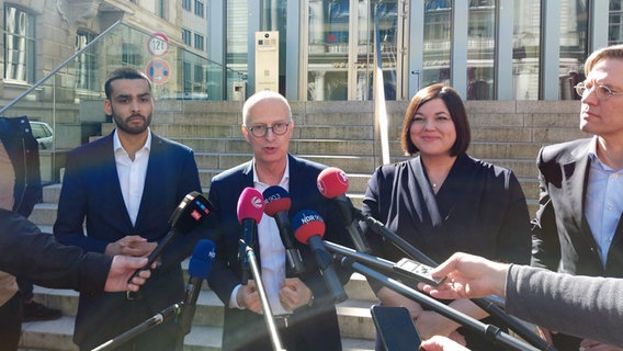 Peter Tschentscher (SPD), Katharina Fegebank (Grüne), Nils Weiland (SPD-Co-Landesvorsitzender) und Leon Alam (Co-Landesvorsitzender Grüne) stehen vor Mikrofonen. © NDR Foto: Frauke Reinig