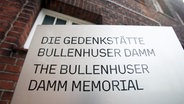 Die Gedenkstätte Bullenhuser Damm in einem Gebäude einer ehemaligen Schule in Hamburg. © picture alliance Foto: Bodo Marks