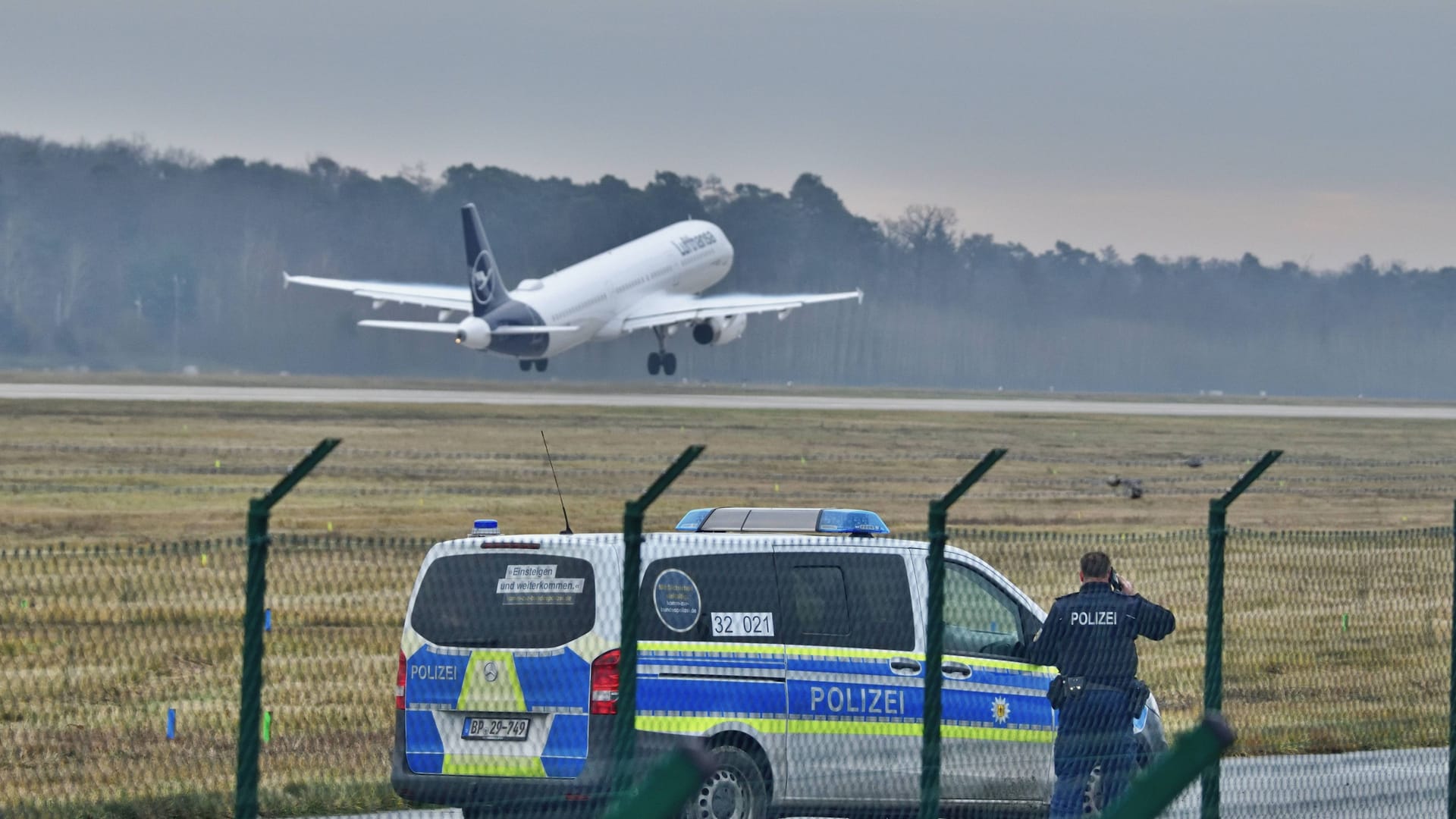 Bundespolizei am Frankfurter Flughafen: Hier landete der 26-Jährige mit einem Flugzeug aus Athen.