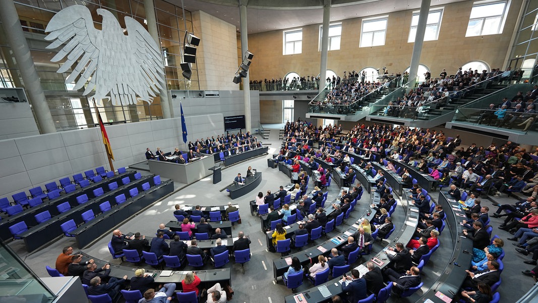 Neu gewählter Bundestag trifft sich zu seiner ersten Sitzung | NDR.de - Nachrichten