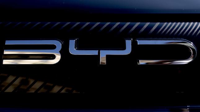 Chinas E-Auto-Krieg eskaliert: Auslieferungsschock: BYD überrollt Tesla!