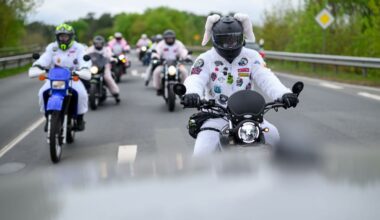 Biker in Hasenkostümen fahren für guten Zweck