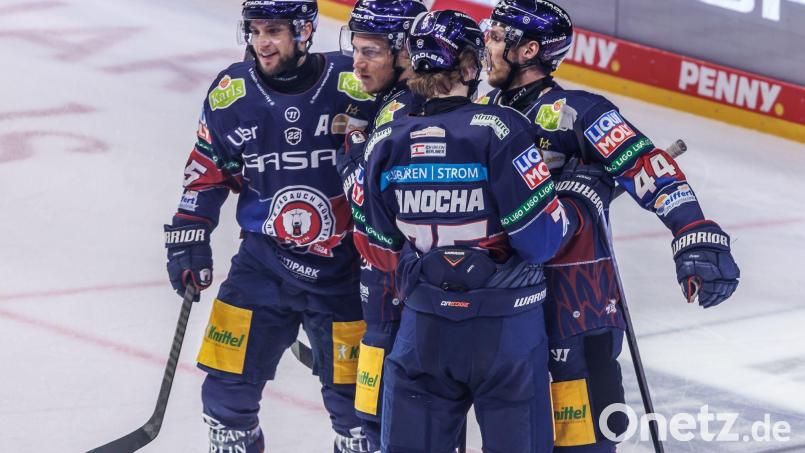 Nationalspieler Leonhard Pföderl (2. v.l.) gelang beim Sieg der Eisbären Berlin im dritten DEL-Finale gegen die Kölner Haie ein Hattrick. Bild: Andreas Gora/dpa