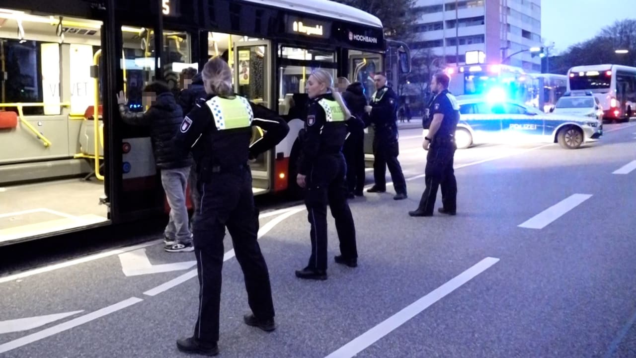Hamburg: Polizeieinsatz, weil Jugendliche mit Softair-Waffe hantieren | Regional