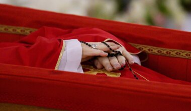 Tod von Papst Franziskus: Vatikan zeigt aufgebahrten Leichnam – Trauerfeier am Samstag - Politik