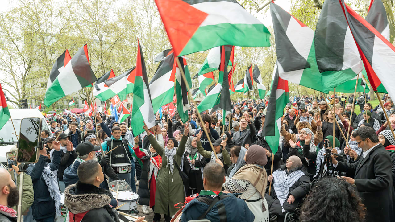 Israel Hasser laufen bei Ostermarsch in Berlin mit – 15 Festnahmen: | Regional