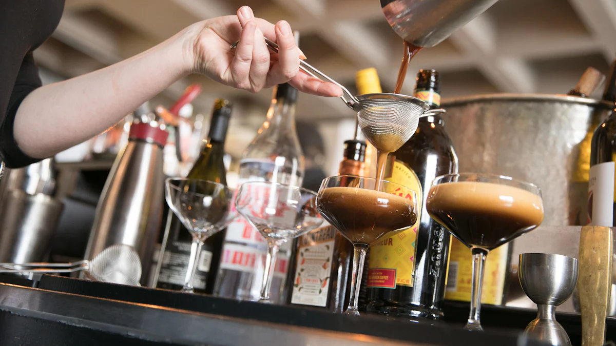 Amari Bar in München im Test: Espresso Martinis zum Frühstück - München