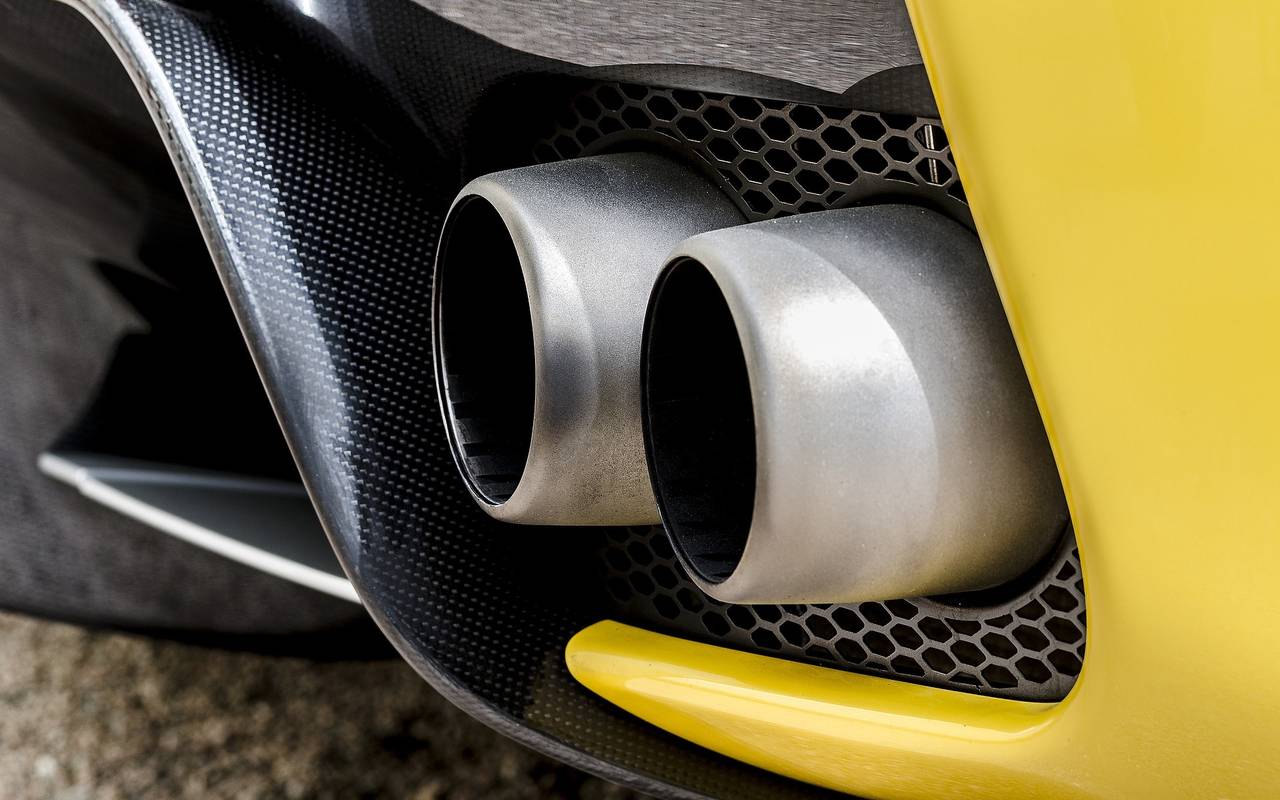 Auspuff eines getunten Autos
