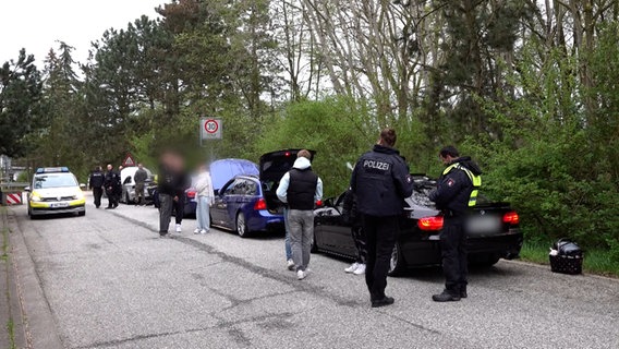 Die Hamburger Polizei kontrolliert Fahrzeuge am sogenannten "Car-Freitag". © TeleNewsNetwork Foto: Screenshot
