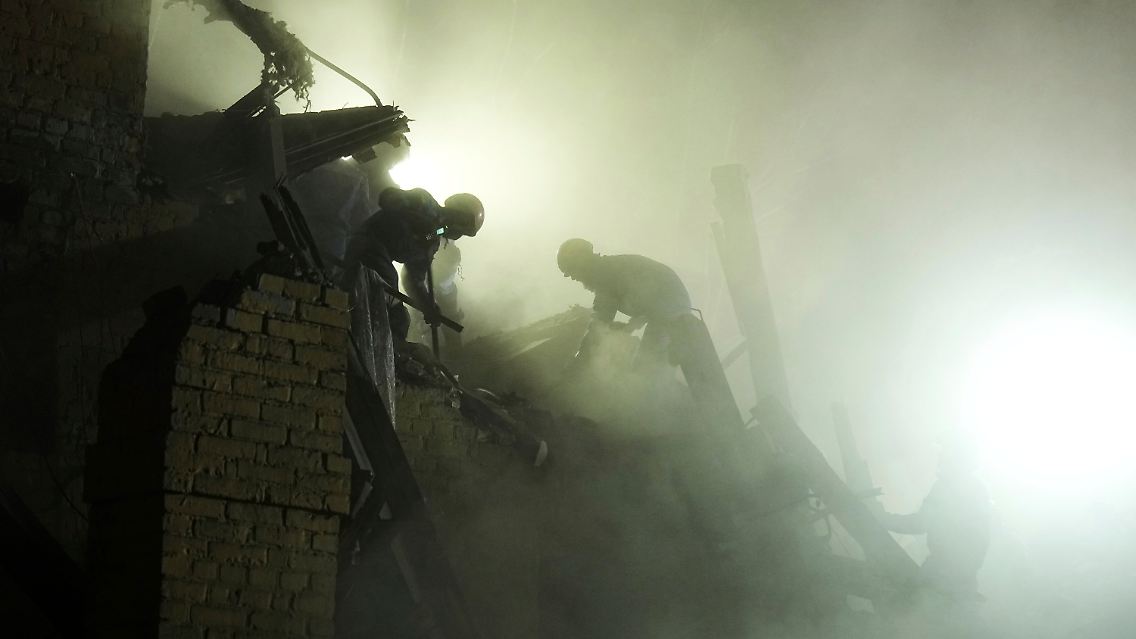Rettungskräfte in Kiew suchen verzweifelt nach Überlebenden.
