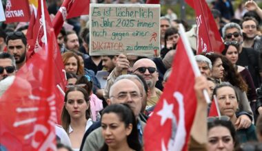 "Wir fordern Neuwahlen": Hunderte Menschen demonstrieren in Berlin gegen die Verhaftung Imamoglu